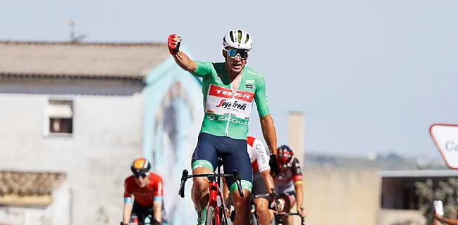 Pedersen wint krankzinnige Vuelta-rit, Evenepoel blijft leider